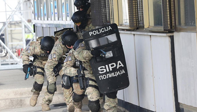 (171013) -- SARAJEVO, Oct. 13, 2017 (Xinhua) -- Members of State Investigation and Protection Agency (SIPA) of Bosnia and Herzegovina (BiH) participate in an exercise at Sarajevo International Airport (SIA), Sarajevo, BiH, Oct. 13, 2017. Simulation of a hostage crisis was in the focus of the European Union Force led peace support operation exercise "Quick Response 2017" on Friday morning at SIA
