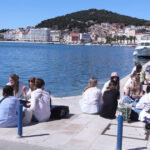 Split: Turisti uživali na rivi uz more tokom sunčanog dana, more