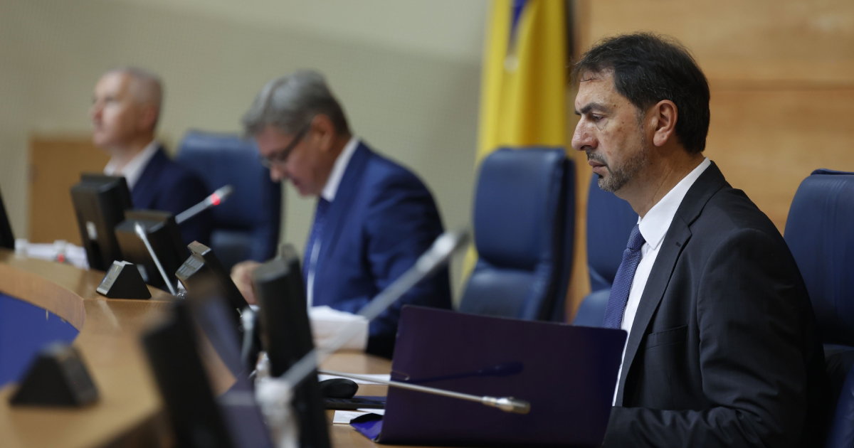 parlament vodstvo cavara