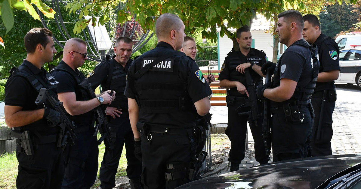 Gradačac: Očevid na policijskom automobilu na koji je pucao Nermin Sulejmanović