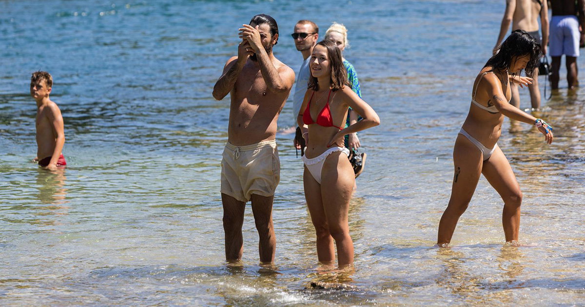 rućine u Mostaru: Brojni turisti i građani osvježenje traže u Neretvi