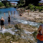 Vrućine u Mostaru: Brojni turisti i građani osvježenje traže u Neretvi