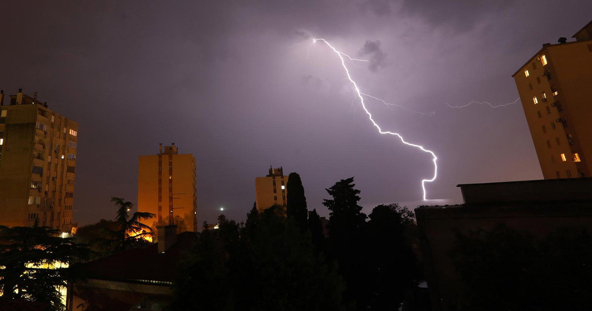 Rijeka: Munje na nebu iznad grada