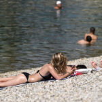 Zagreb: Spas od vrućina neki su potražili i na jezeru Jarun