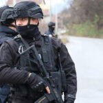 Kosovski policajci u ophodnji u sjevernom dijelu etnički podijeljenog grada Mitrovice