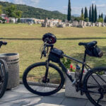 Posljednja Ćiro biciklijada u 2023 godini promovirala cikloturističke potencijale grada Stoca FENA Saopćenje, Foto/ HerzegovinaBike MOSTAR, 2. listopada (FENA) – Više od stotinu sudionika, biciklista i zaljubljenika u aktivnosti na otvorenom, provelo je nedjelju na Ćiro rekreativnoj biciklijadi, održanoj u sklopu Plana upravljanja biciklističkom rutom Ćiro. Ćirini rekreativni biciklistički događaji imaju za cilj valorizirati ljepotu hercegovačkog krajolika, promovirati povijesne i kulturne destinacije, te prirodne resurse, a osobito trasu nekadašnje željezničke pruge Ćiro, koja je ovuda prolazila i doslovno značila život za stanovništvo u nekim davnim vremenima. Na biciklijadu su došli zaljubljenici u rekreaciju iz cijele Bosne i Hercegovine, ali i Hrvatske, koji su proveli prelijep dan biciklirajući u sunčanoj Hercegovini, te upoznajući mnoge kulture i povijesne destinacije na svom cikloputovanju. Biciklisti su ovom prilikom obišli stari grad Počitelj, nekropolu staćaka Radimlja, stari grad Vidoški uz obilazak grada Stoca i degustaciju nekih Stolačkih delicija. Ova biciklijada je mali korak u promociji biciklističkog turizma u Bosni i Hercegovini, ali nekoliko malih koraka čine veliku razliku, a Ćirine biciklijade su u ovoj godini napravile šest koraka, priopćila je udruga HerzegovinaBike. - Kada govorimo o projektu Ćiro biciklijada koje se održavaju u sklopu plana upravljanja biciklističkom rutom Ćiro stazom, moramo kazati kako smo u 2023 godini imali šest biciklijada koje su okupile više od tisuću izravno uključenih sudionika, a velika medijska promocija se vodila na društvenim mrežama. Ćiro je još jednom imao i veliku podršku medija koji su prenosili pozitivne vijesti i možemo slobodno kazati kako je Ćiro još jednom bio veliki uspjeh. Promovirali smo cikloturističke potencijale Bosne i Hercegovine u punom obliku - kazao je Toni Zorić, predsjednik udruge HerzegovinaBike. On je dodao kako sve veći interes za Ćirnu stazu pokazuju i strani turisti, - Svjedoci smo i čestim pisanjima stranih medija o Ćirinoj stazi, dok sve veći broj turističkih agencija u svoje angažmane uključuje bicikliranje Hercegovinom i Ćiro stazom. Upravo to je ono što nam govori da činimo dobar posao, to je ono što nas ispunjava i daje nam vjetar u leđa - dodao je Zorić. Iz udruge HerzegovinaBike navode kako Biciklistički turizam značajno doprinosi ekonomiji, a posebno koristi malim poduzećima u ruralnim područjima. Ekonomski učinci se maksimiziraju kada biciklizam postane dio cjelokupnog doživljaja, način da se otkriju i povežu fascinantne povijesne, kulturne i prirodne značajke koje čine neko mjesto jedinstvenim i upravo to je misija udruge HerzegovinaBike. biciklizam ciro biciklijada stolac