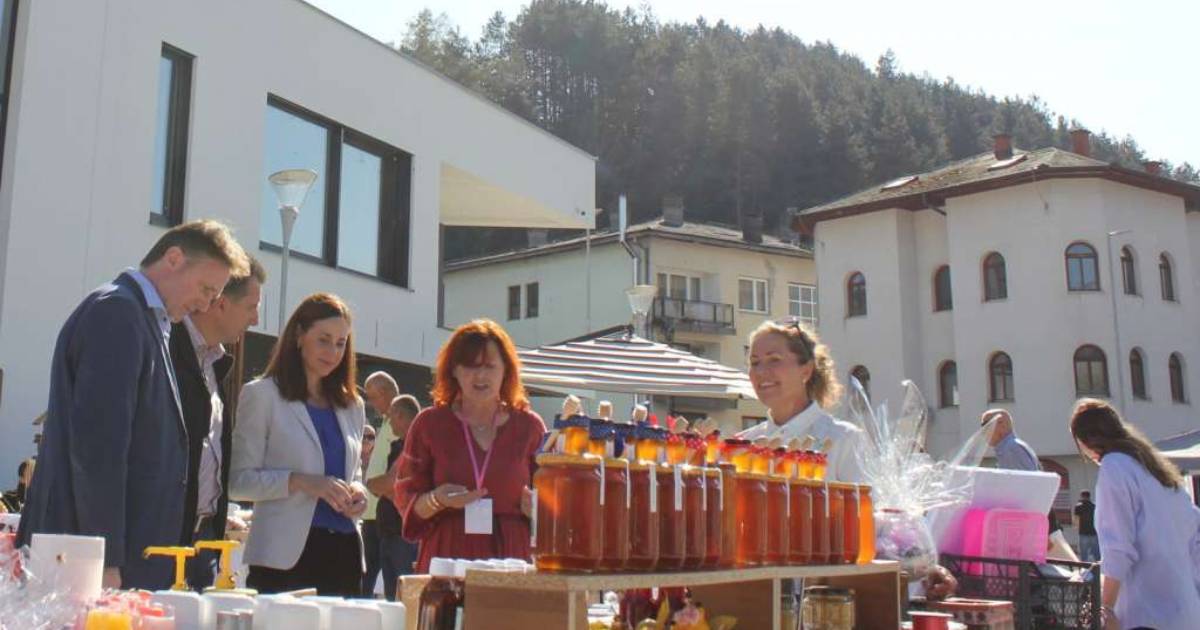 buzim dan zena na selu