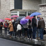 Gužve ispred Njemačke ambasade u Sarajevu, građani BiH čekaju radne vize