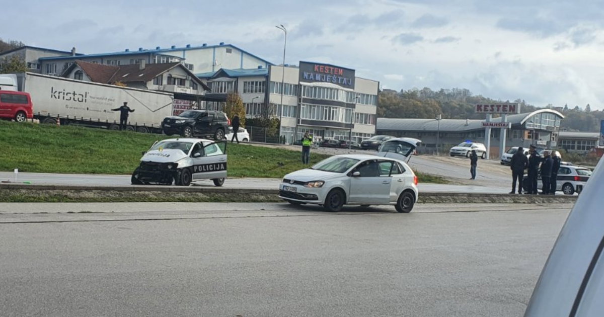 sudar policijsko vozilo