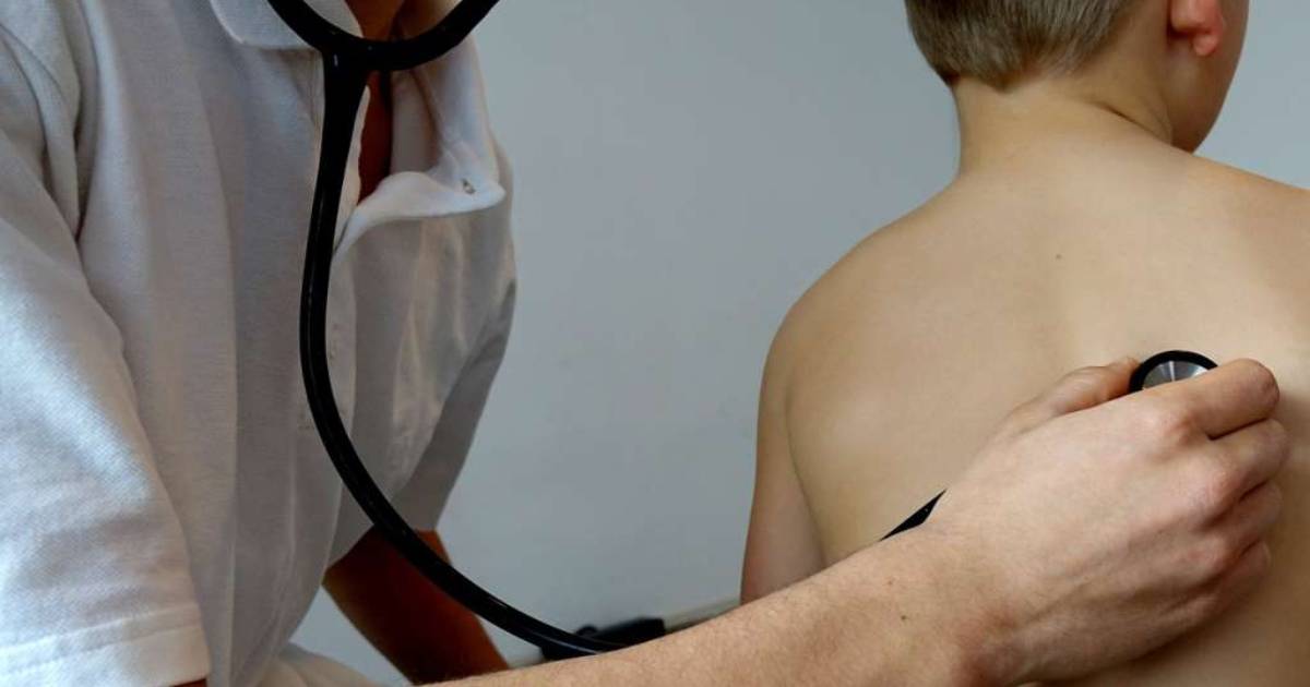 ljekar doktor dijete pacijent pluca veliki kasalj