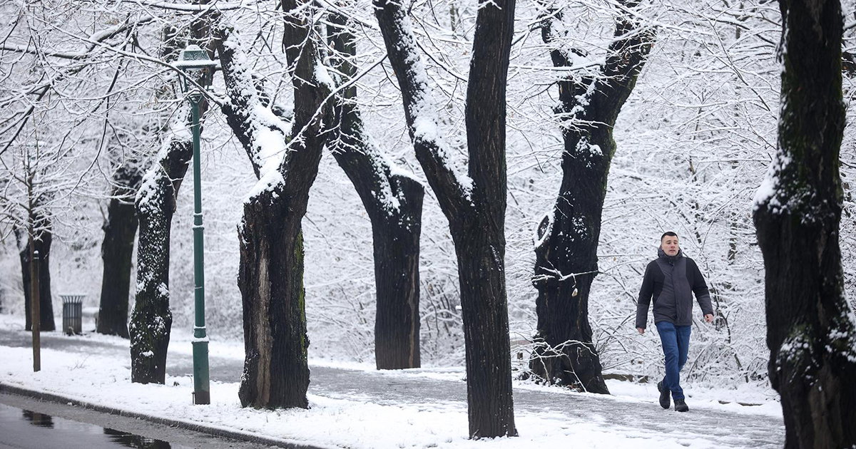 Prvi ovogodišnji snijeg zabijelio Vilsonovo šetalište u Sarajevu