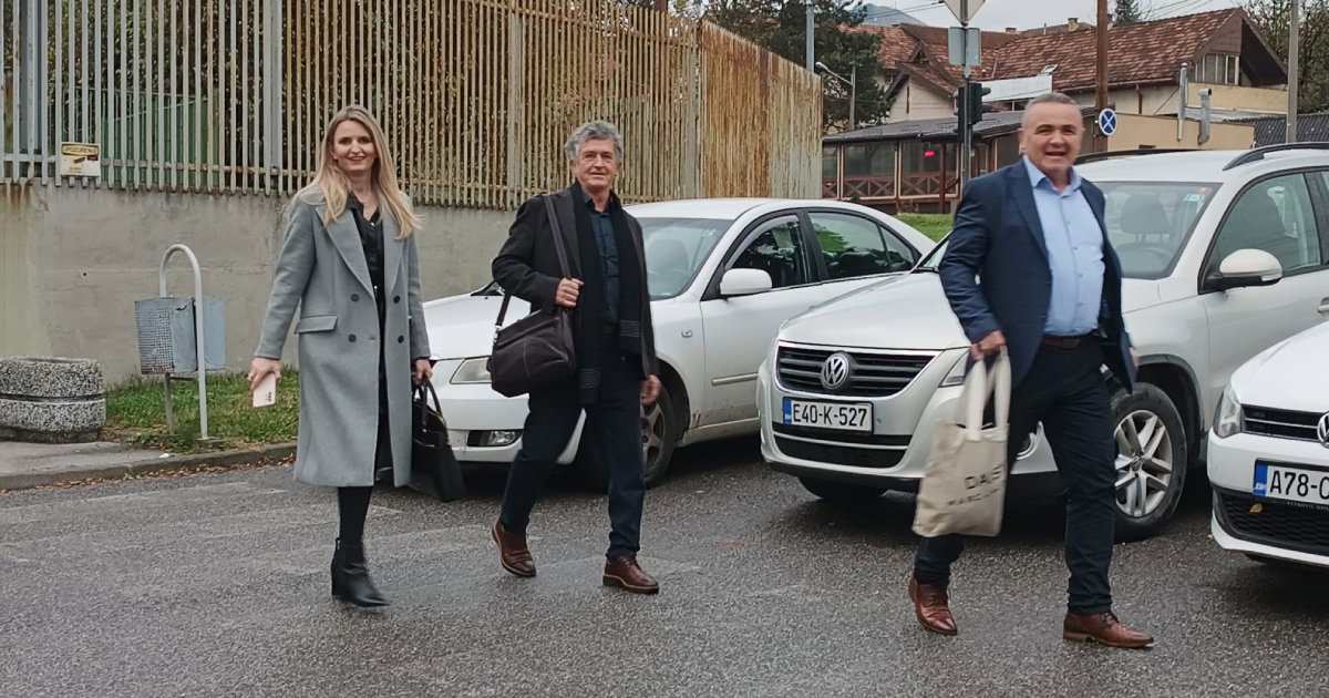 Borislav Pjano (desno) i advokati Anja Loga i Milenko Vojo Radović.