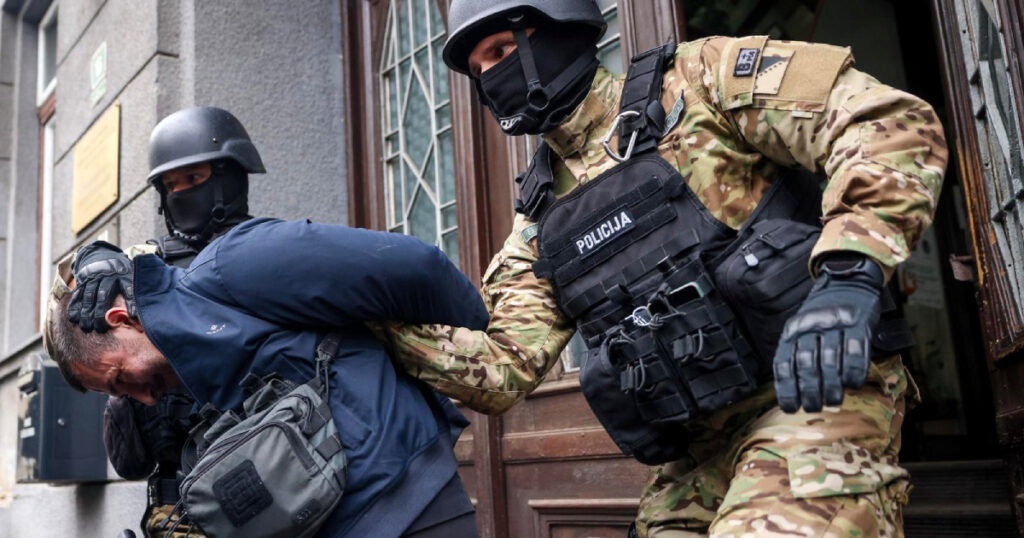Policija privodi uhapšene u jučerašnjoj akciji "Crna kravata"