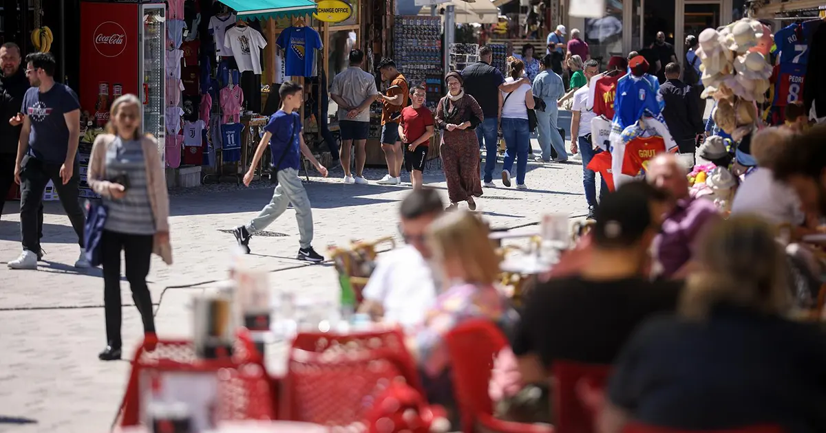 sarajevo vrijeme toplo turisti bascarsija
