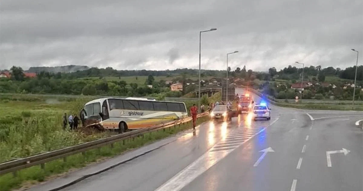 autobus sletio s ceste
