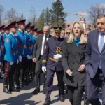 željka cvijanović i milorad dodik ispred pripadnika MUP RS