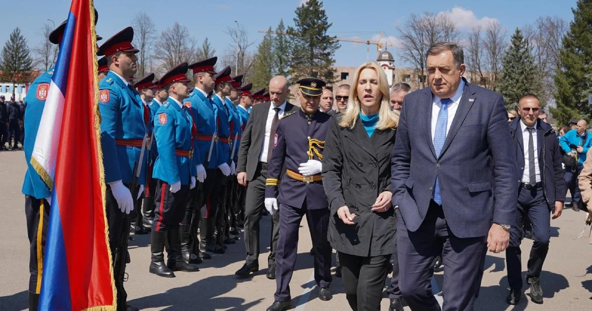 željka cvijanović i milorad dodik ispred pripadnika MUP RS