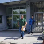 Samir Nukić (plava jakna) ispred zgrade Suda BiH