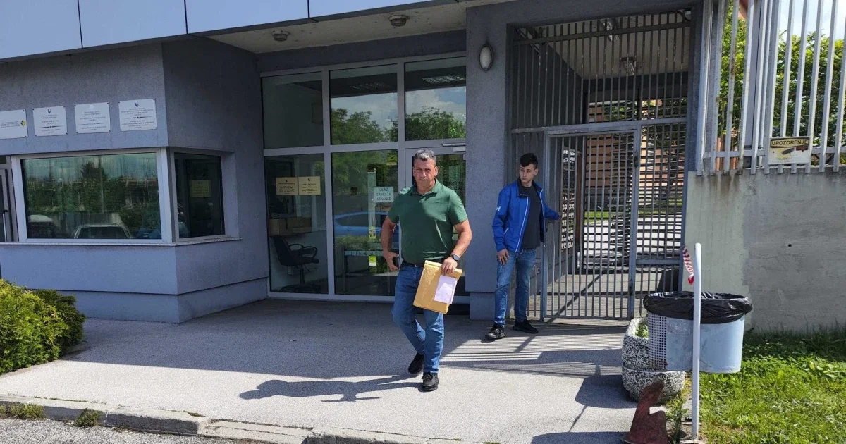 Samir Nukić (plava jakna) ispred zgrade Suda BiH