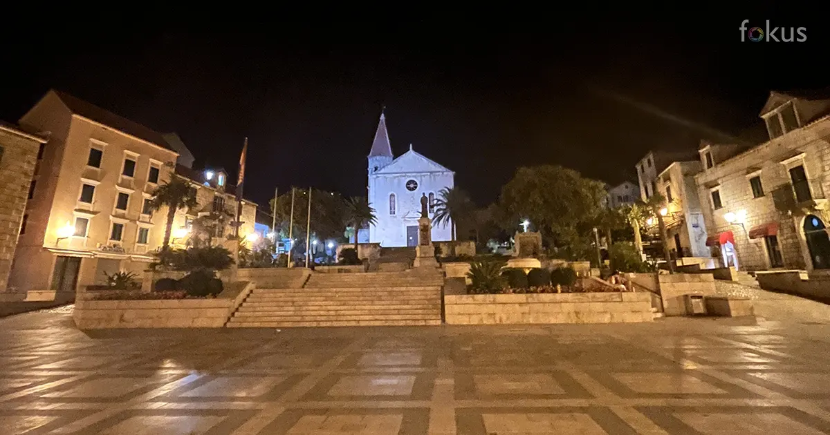 Makarska noću