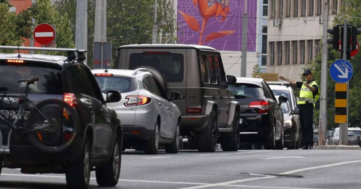 saobracaj guzva automobili policija ks
