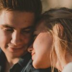 mladi ljubav par