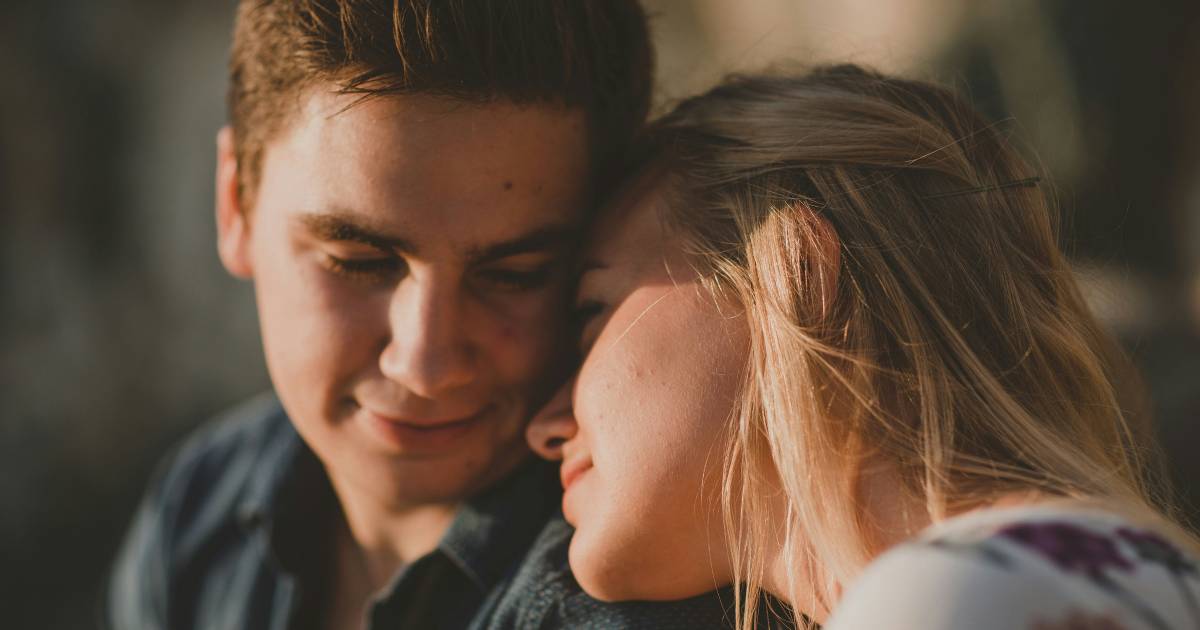 mladi ljubav par