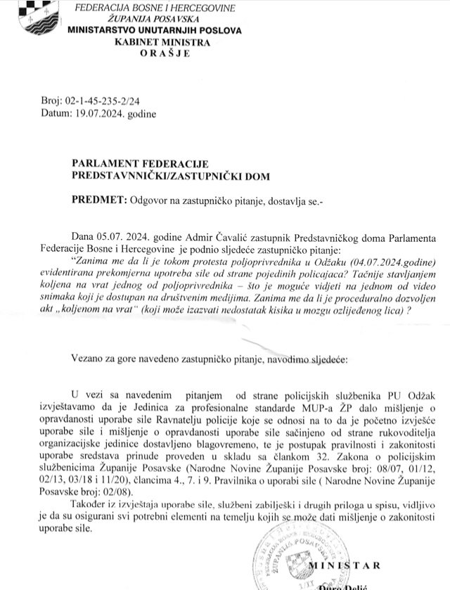 koljeno na vratu poljoprivrednika