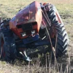 prevrtnut traktor