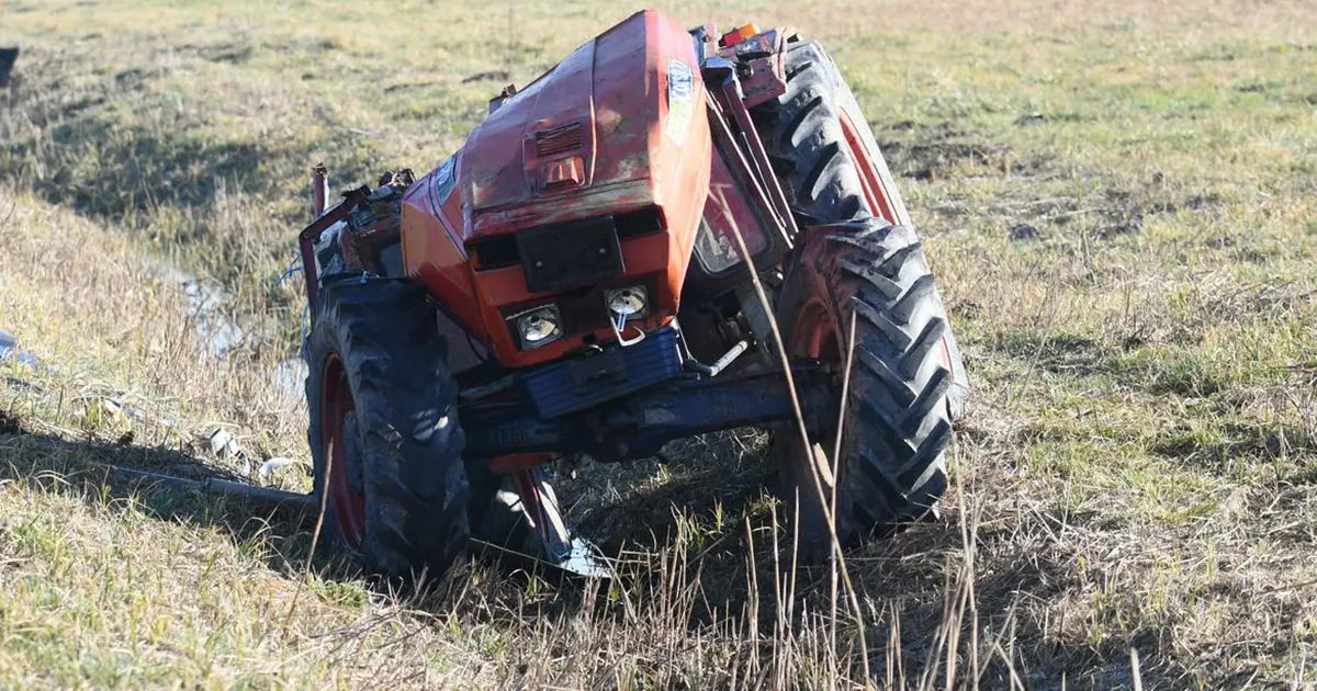 prevrtnut traktor
