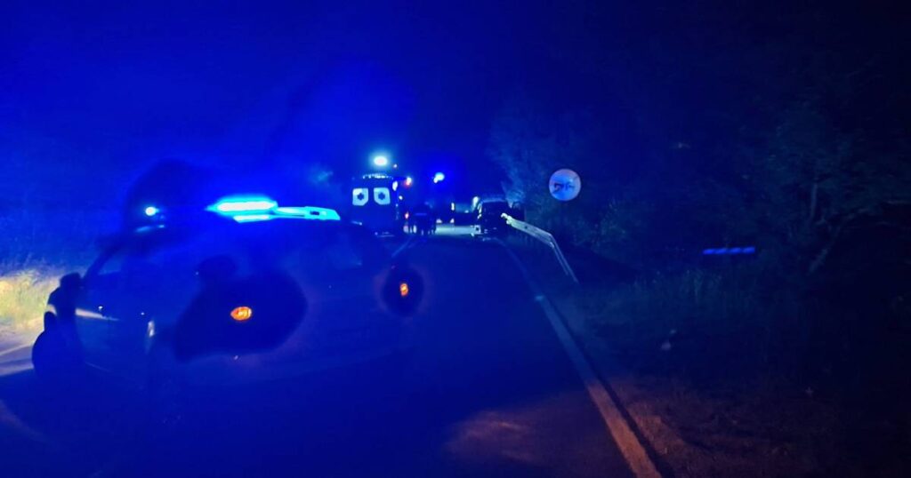 Automobilom sletio u kanal pored puta, intervenisali policija, vatrogasci i Hitna pomoć