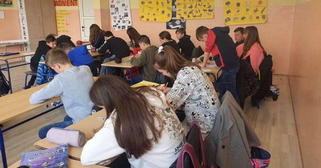 Škola u BiH zabranila mobitele, šminkanje, farbanje kose i lakiranje noktiju