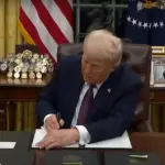 Donald Trump potpisuje