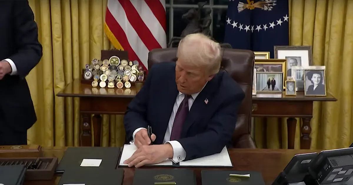 Donald Trump potpisuje