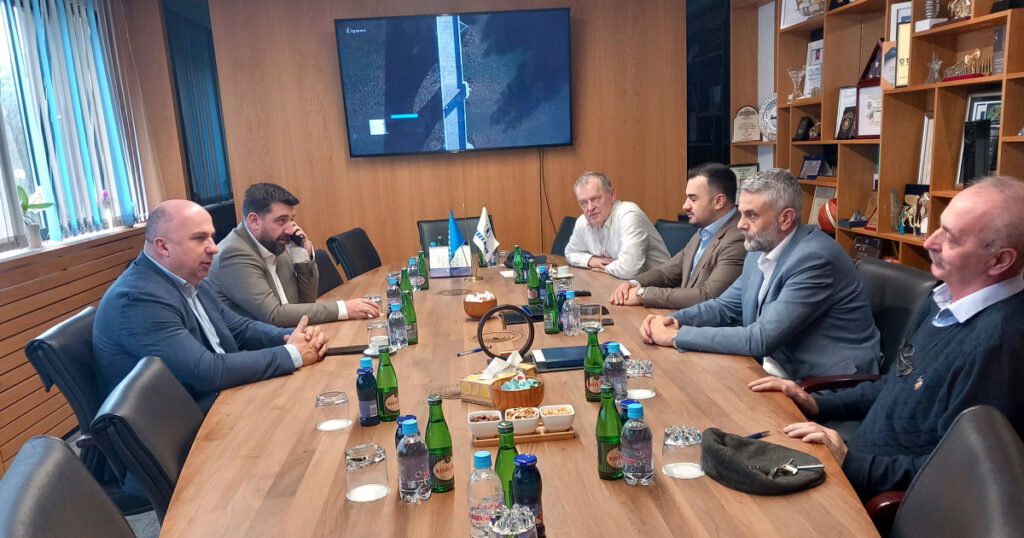 Denis Lasić, direktor JP Autoceste FBiH, i Adnan Prevljak, direktor fabrike Igman potpisali ugovor