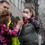 pokušala jojstudentici oteti mikrofon