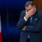 milorad dodik na presici se drži za glavu