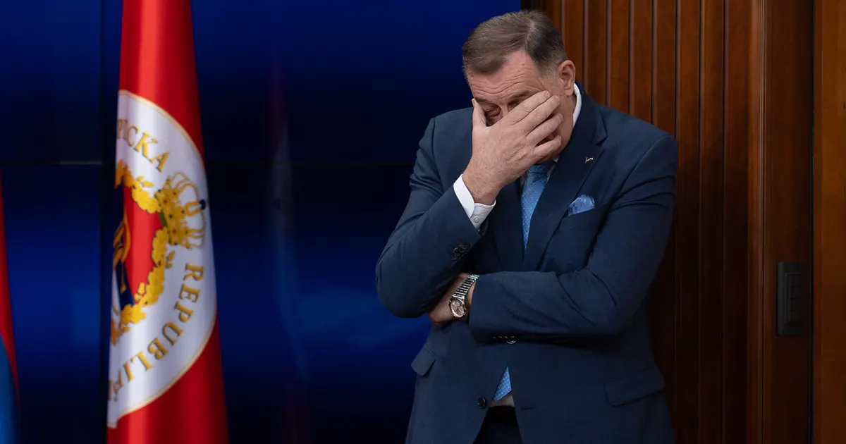 milorad dodik na presici se drži za glavu