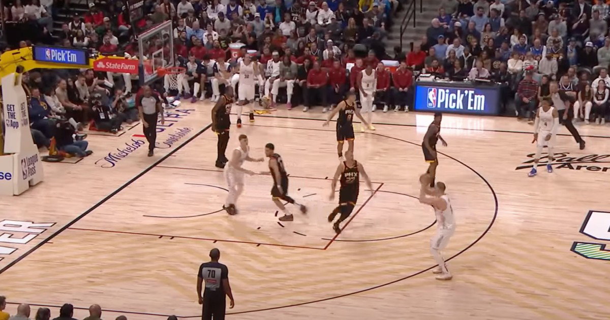 nikola jokic sutira trojku protiv phoenixa