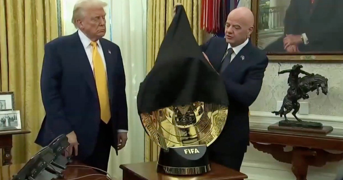 trump infantino trofej