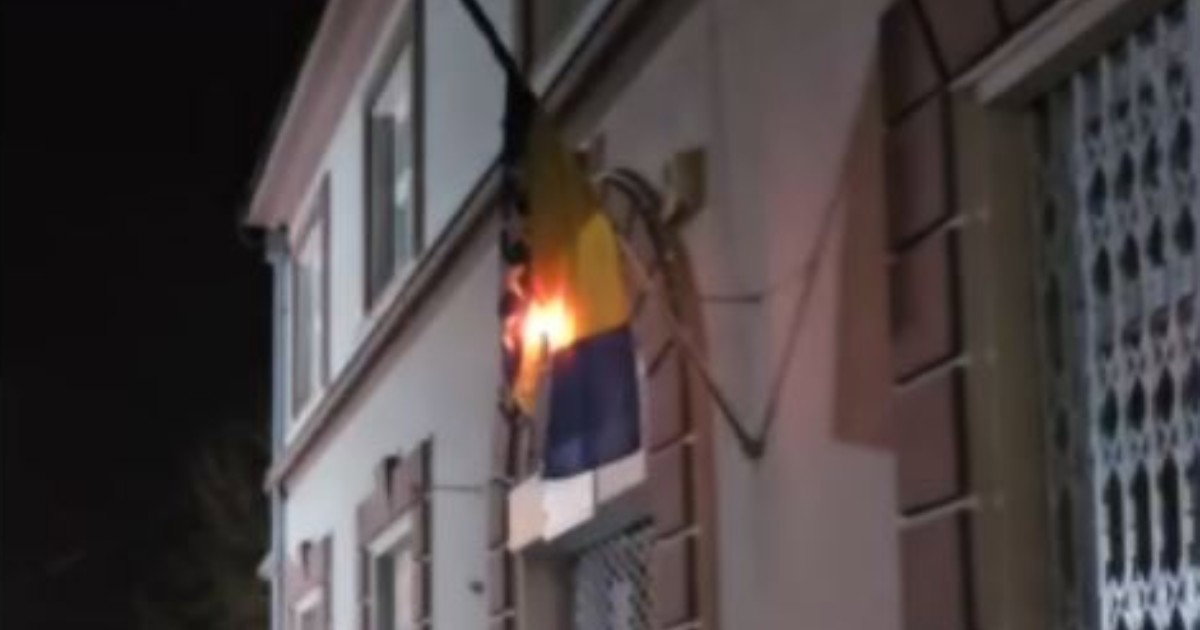 zapaljena zastava u brčkom