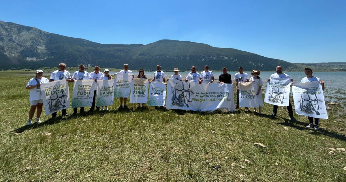 poklecani protest