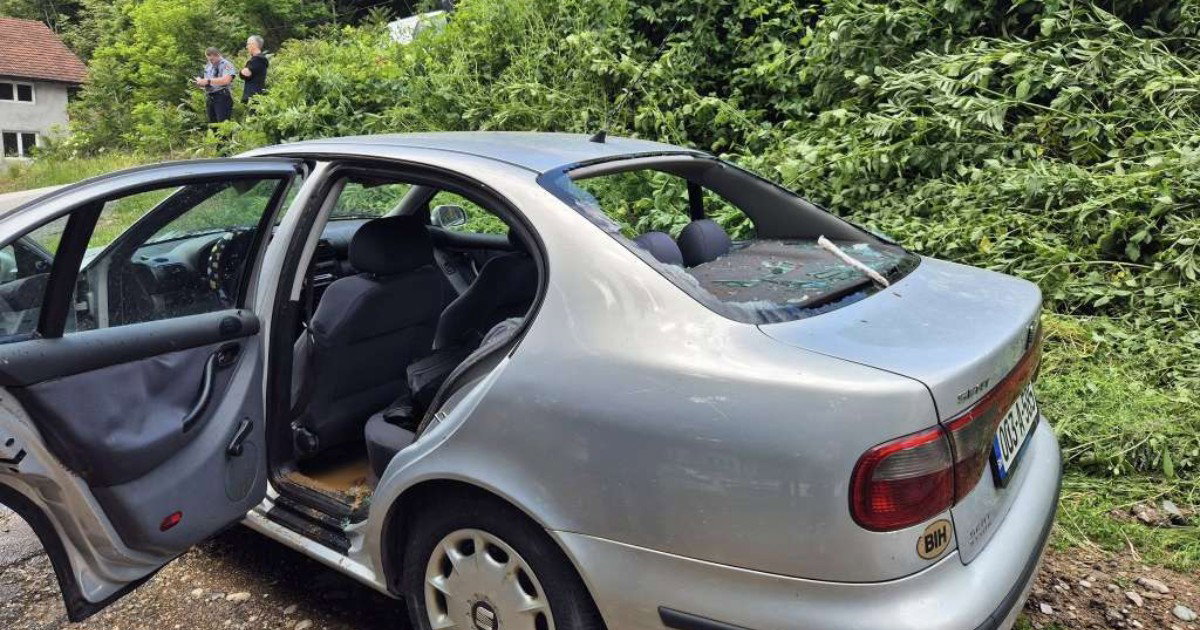 uništen auto u goraždu