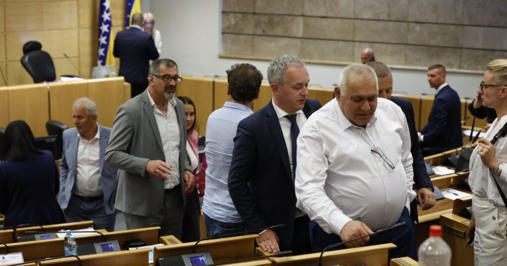 prekinuta sjednica zbog zmije
