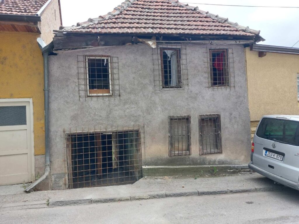 Odobašina 52 ruševni objekat u kojem se odlagalo smeće zapečaćen