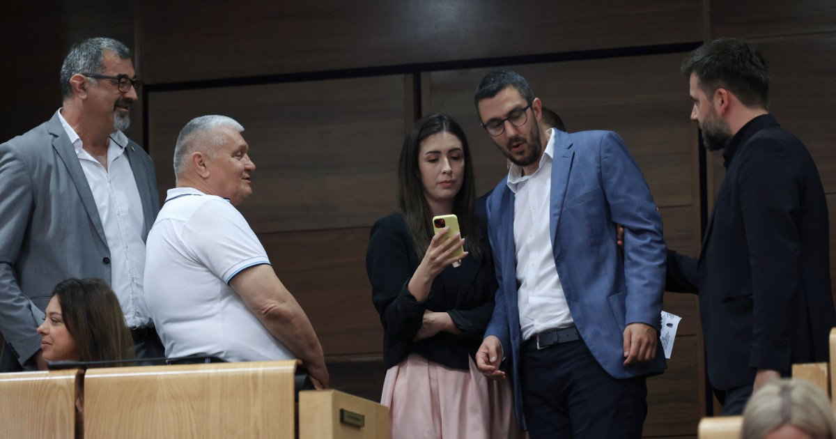prekinuta sjednica zbog zmije