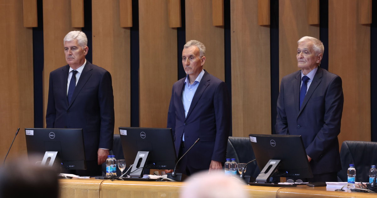 SARAJEVO, 5. juna (FENA) - Hitna sjednica Doma naroda Parlamentarne skupštine BiH je počela, a prisustvuje joj svih 15 delegata - po pet delegata iz klubova bošnjačkog, hrvatskog i srpskog naroda dragan covic kemal ademovic nikola spiric