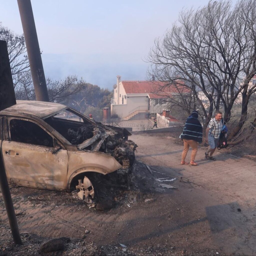 omis pozar ljudi bjeze