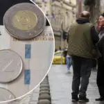 grafika konvertibilne marke i penzioneri na ulici