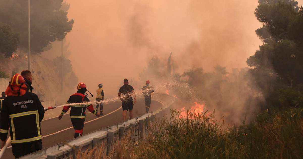 pozar kod omisa vatrogasci na terenu
